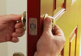 Jak zamontować zamki w drzwiach wewnętrznych